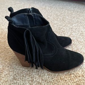 Black suede Steve Madden Cian fringed booties with block heel, size 8.5